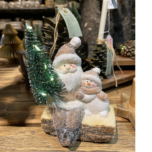 LED Weihnachtsmann Winter, Weihnachtsmann mit Schneemann und LED Christbaum, 11x15cm, Keramik