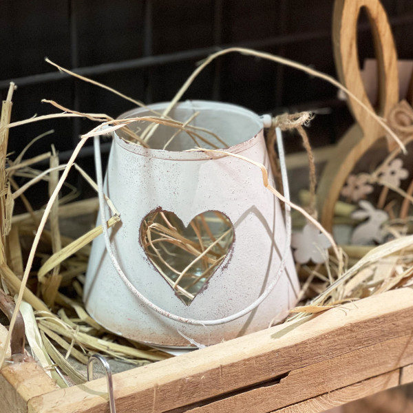 Deko Windlicht mit Herz und Blumenhänger, weiß used look, 12cm, Metall